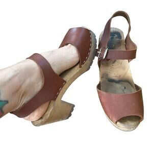 Well worn vintage solid wood and leather heels 70’s style brown size 7